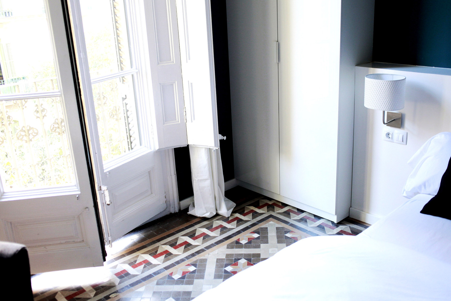 Balcony Double Room at Bed & Break Barcelona - spacious and sunny